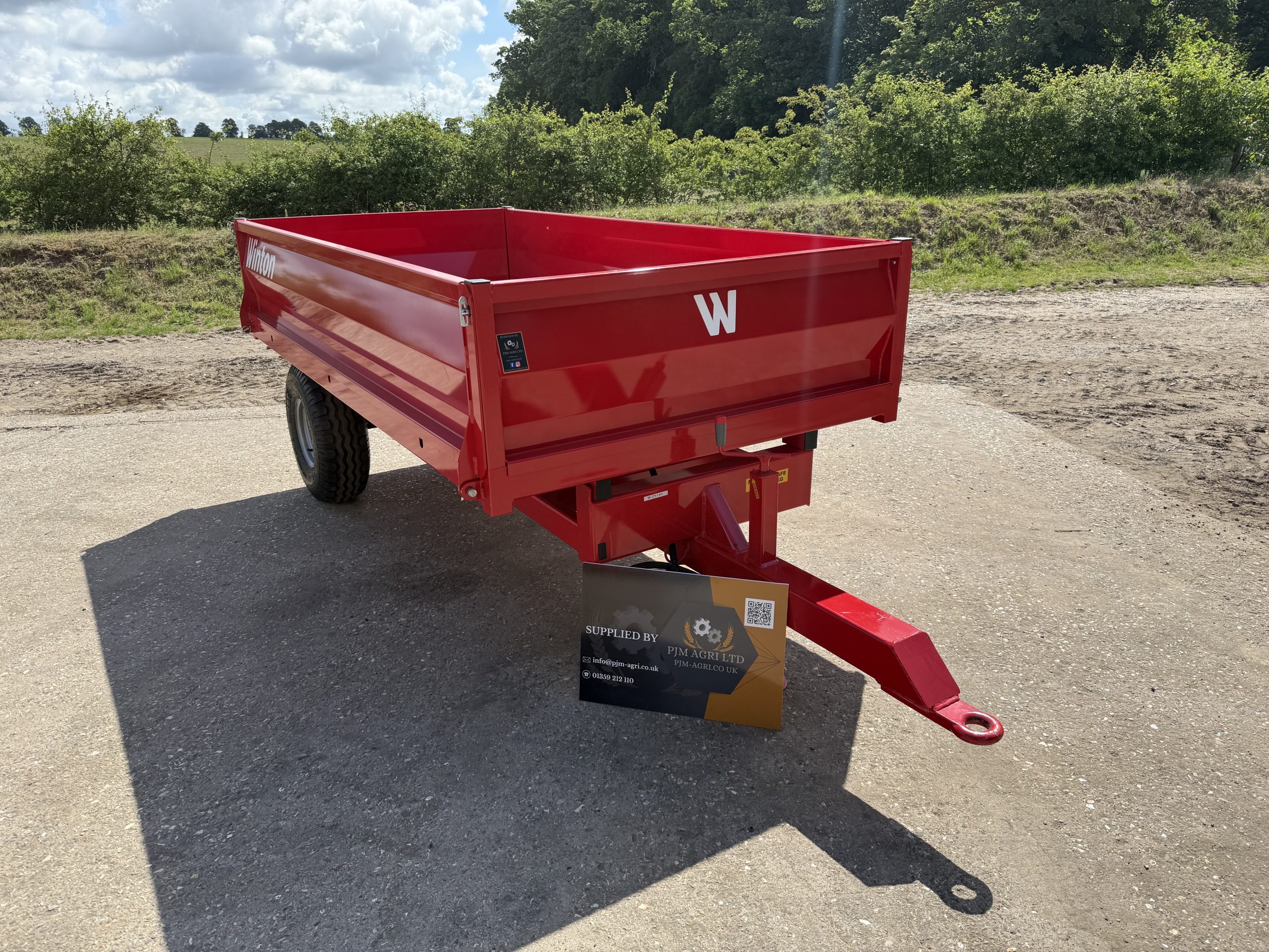 Equestrian tipping trailers