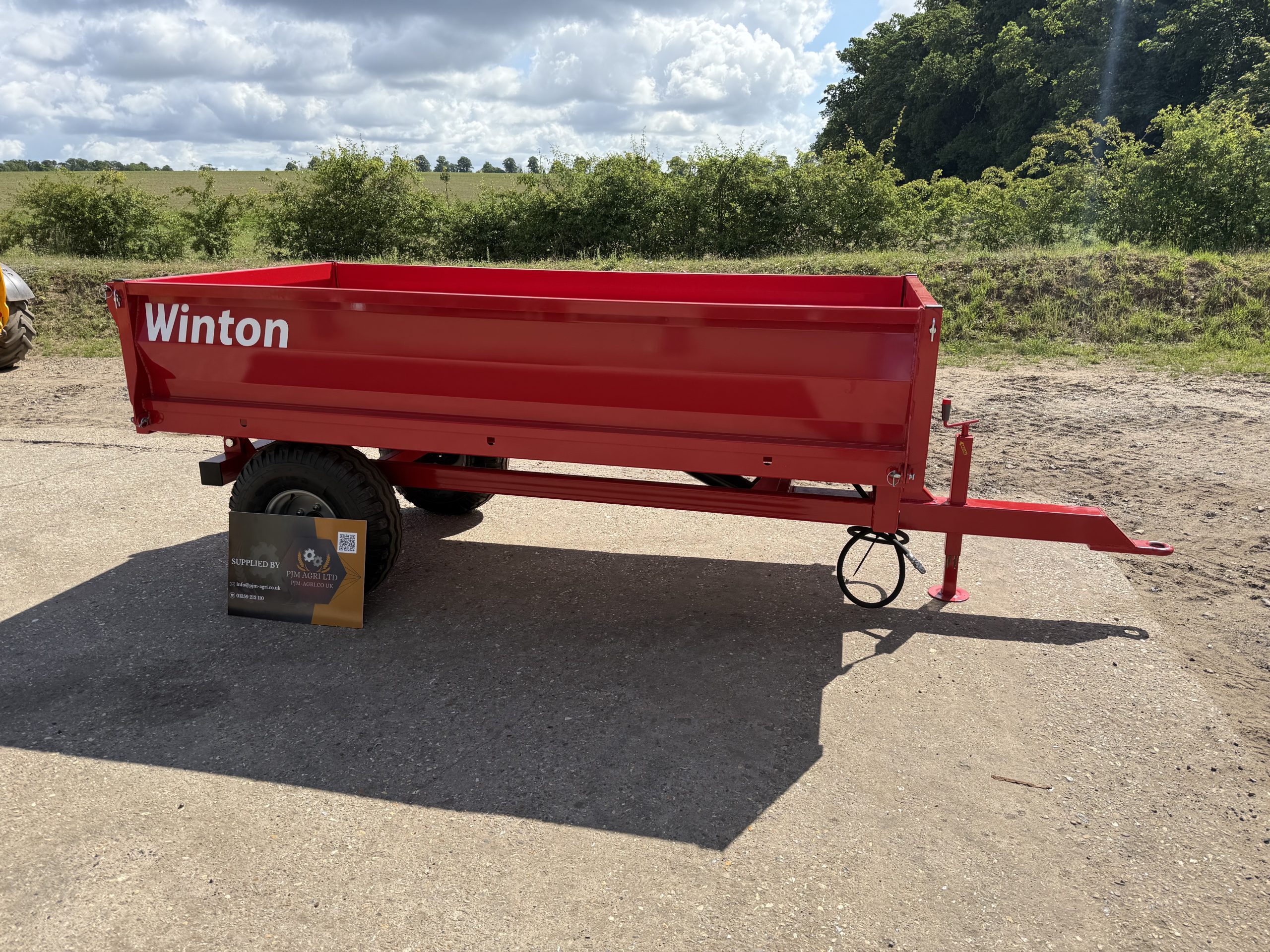 Tipping trailer for horses